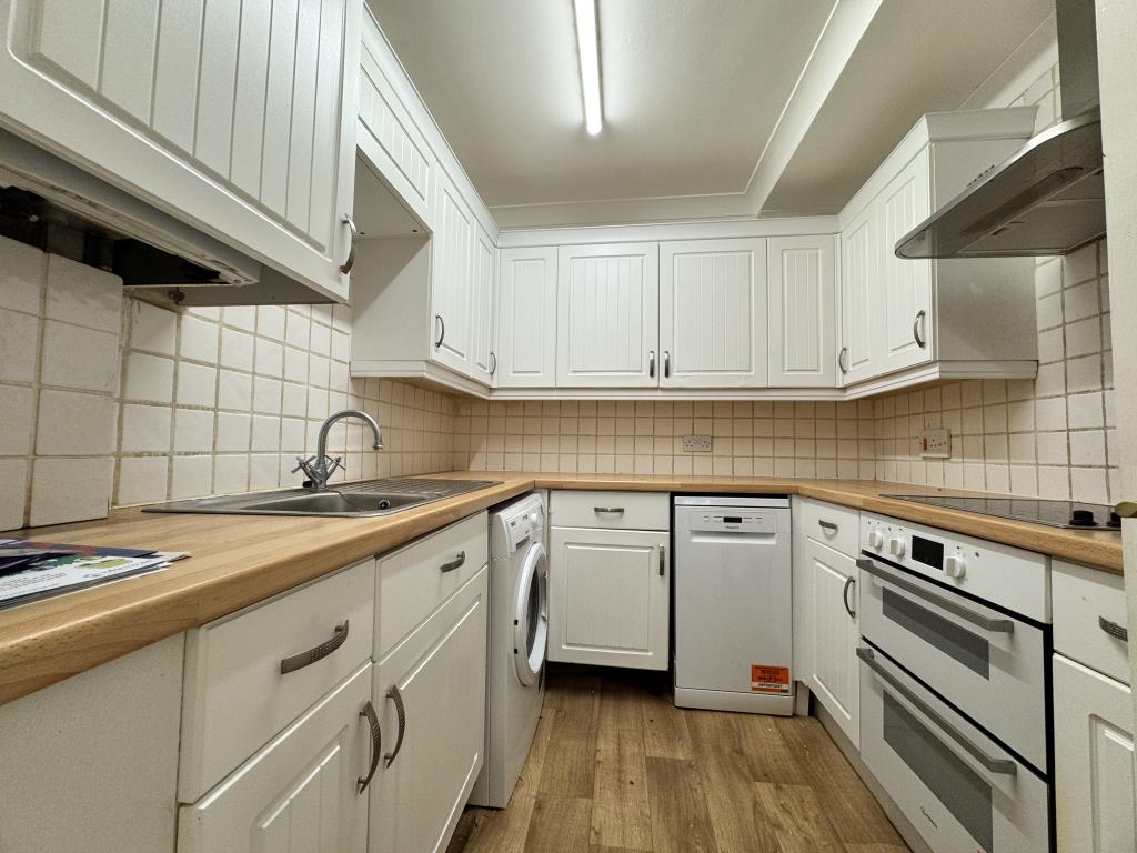Lot: 164 - TWO-BEDROOM FLAT IN CITY CENTRE - Kitchen
